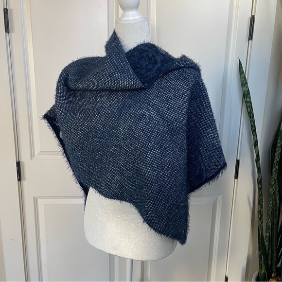 Cashmere Blend, Reversible Navy and White Paisley Print Poncho - Picture 6 of 9